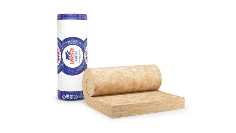 URSA Pureone Spannfilz SF 34, verpackt stehend hinten, davor zwei Dämmrollen liegend